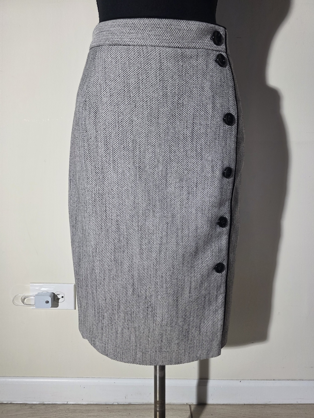 H&M Gray Tweed Pencil Skirt with Side Button Trim (Size 6)